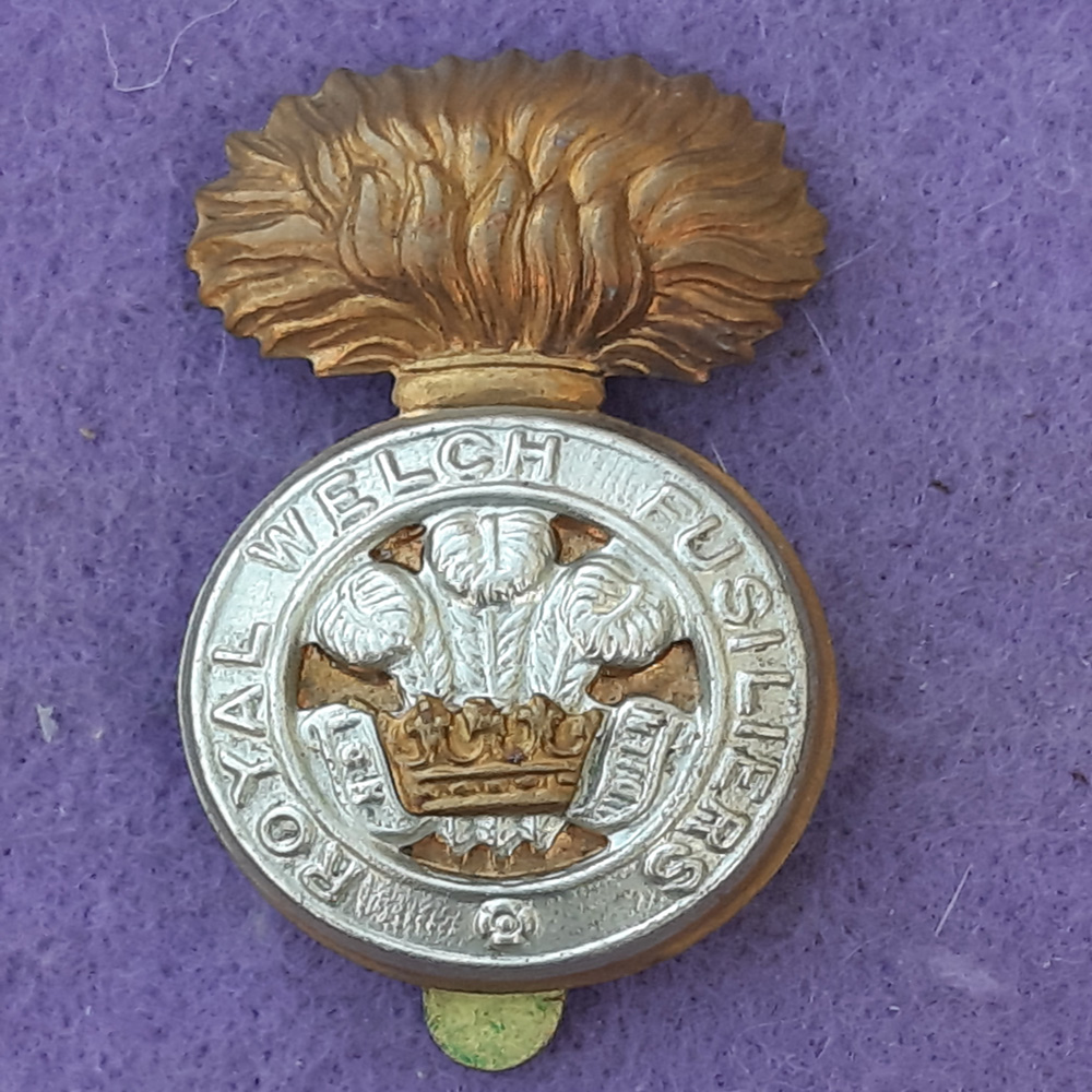 Bi-Metal Cap Badge – The Royal Welsh Fusiliers – Steady The Buffs Militaria