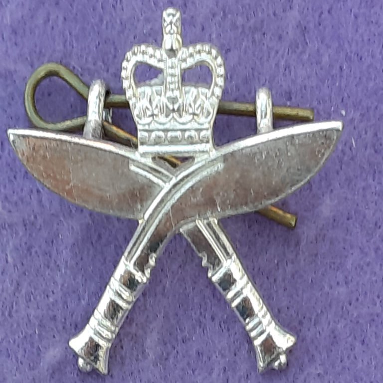 wm-cap-badge-the-royal-gurkha-rifles-steady-the-buffs-militaria