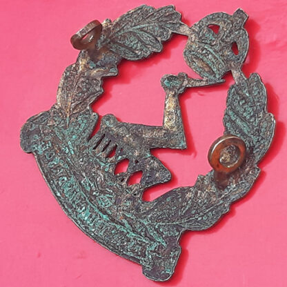 (Australia) 33rd The New England Regiment - King's Crown Gilding Metal Cap Badge - Image 2