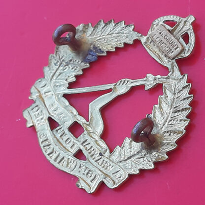 (New Zealand) 16th Waikato Regiment - King's Crown Gilding Metal Cap Badge - Image 2