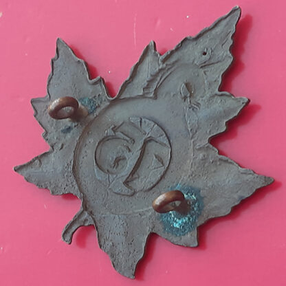 (Canada) 75th Infantry Battalion (Ontario) - King's Crown WW1 Blackened Brass Cap Badge - Image 2