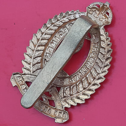 (New Zealand) The Canterbury Regiment - King's Crown Gilding Metal Cap Badge - Image 2