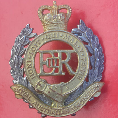 (Australia) The Royal Australian Engineers - Queen's Crown Bi-Metal Cap Badge