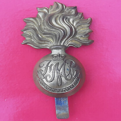 (Canada) Les Fusiliers Mont Royal - Queen's Crown Gilding Metal Cap Badge