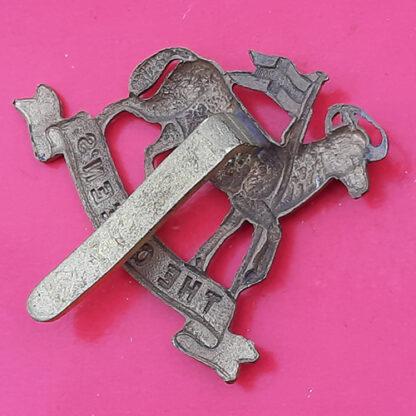 The Queen's (West Surrey) Regiment - WW1 Economy Issue Gilding Metal Cap Badge - Image 2