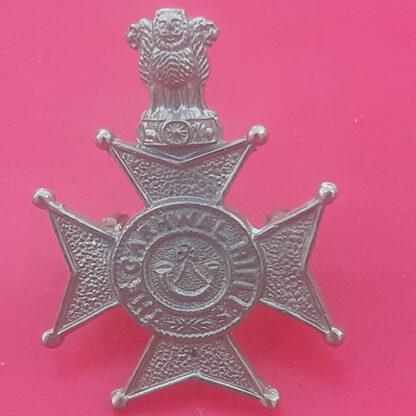 (India) The Garhwal Regiment - Cast White Metal Cap Badge