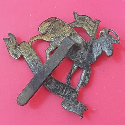 The Queen's Regiment - WW1 Economy Issue Gilding Metal Cap Badge - Image 2