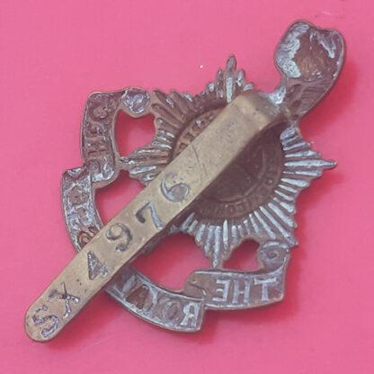 The Sussex Regiment - WW1 Economy King's Crown Gilding Metal Cap Badge. - Image 2