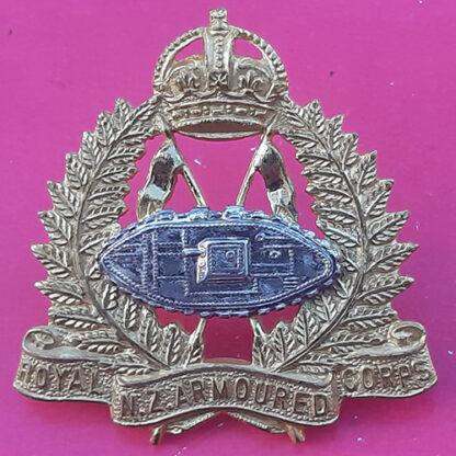 (New Zealand) - The Royal New Zealand Armoured Corps - Officers King's Crown Silver & Gilt Cap Badge.
