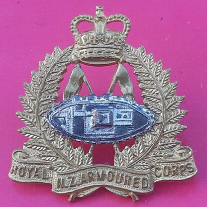 (New Zealand) - The Royal New Zealand Armoured Corps - Officers Queen's Crown Silver & Gilt Cap Badge.
