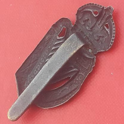 18th County Of London  (London Irish) - King's Crown Gilding Metal Cap Badge. - Image 2