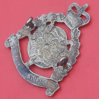 The Hampshire & Isle of Wight Rifles - Officer's Silver, Gilt & Enamel Cap Badge. - Image 2