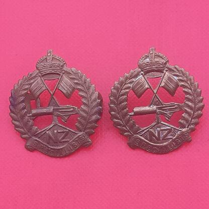 ( New Zealand ) Machine Gun Specialists - Gilding Metal Collar Badges.