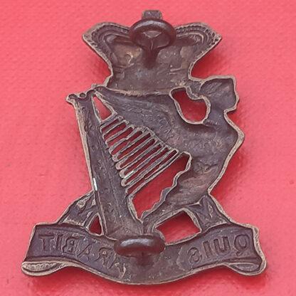The Royal Irish Rifles - Queen Victoria's Crown Gilding Metal Field Service Cap Badge. - Image 2