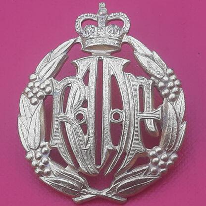 (Australia) The Royal Australian Air Force - Queen's Crown Gilding Metal Cap Badge.