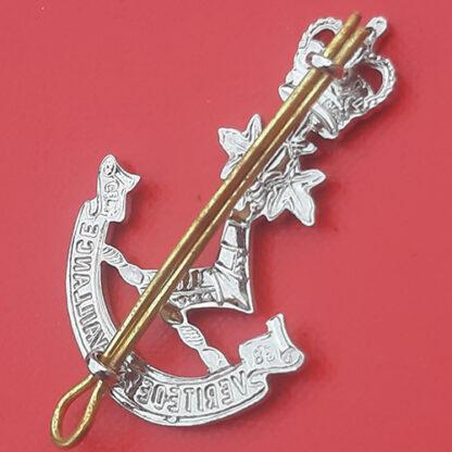 (Canada) Royal Military College Of Canada ( French Section) - Queen's Crown White Metal Cap Badge. - Image 2