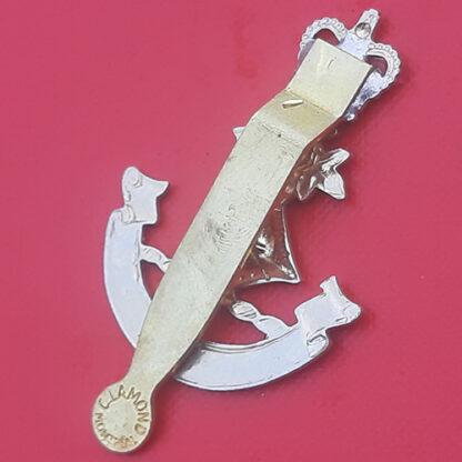 (Canada) Royal Military College Of Canada - Queen's Crown White Metal Cap Badge. - Image 2