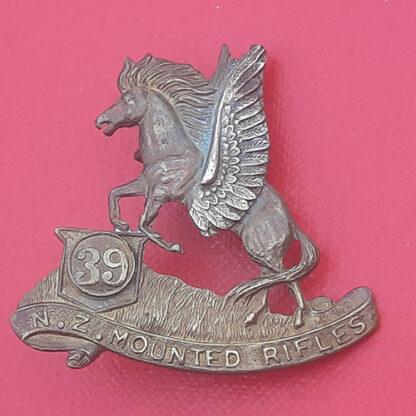 (New Zealand) 39th New Zealand Mounted Rifles - WW1 Expeditionary Force Bi Metal Cap Badge.