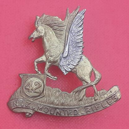 (New Zealand) 42nd New Zealand Mounted Rifles - WW1 Expeditionary Force Bi Metal Cap Badge.