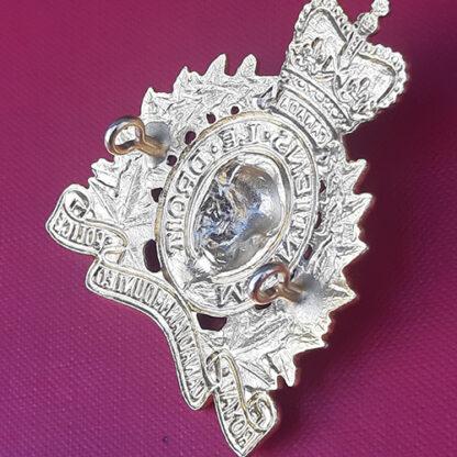 (Canada) Royal Canadian Mounted Police - Queen's Crown  Red & Blue Enamelled Metal Cap Badge. - Image 2