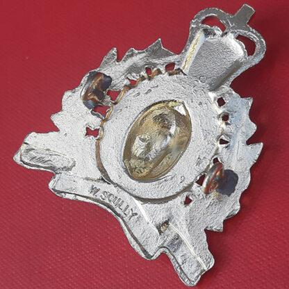 (Canada) Royal Canadian Mounted Police - Queen's Crown  Gold Anodised Cap Badge. - Image 2