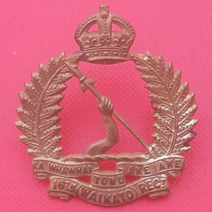 (New Zealand) 16th (Waikato) Rgiment - King's Crown Gilding Metal Cap Badge.