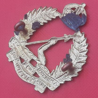 (New Zealand) 16th (Waikato) Rgiment - King's Crown Gilding Metal Cap Badge. - Image 2