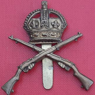 The School Of Musketry - King's Crown Gilding Metal Cap Badge.