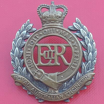 (Australia) Royal Australian Engineers - Queen's Crown Bi Metal Cap Badge.