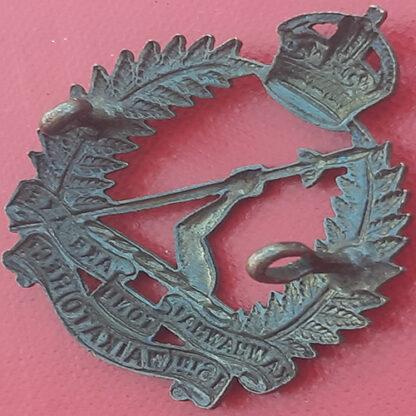 (New Zealand) 16th (Waikato ) Regiment - King's Crown Bronzed Cap Badge. - Image 2