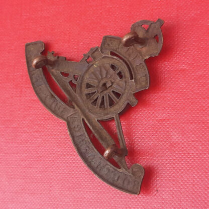 (South Africa) The South African Artillery - King's Crown Blackened Brass Cap Badge. - Image 2