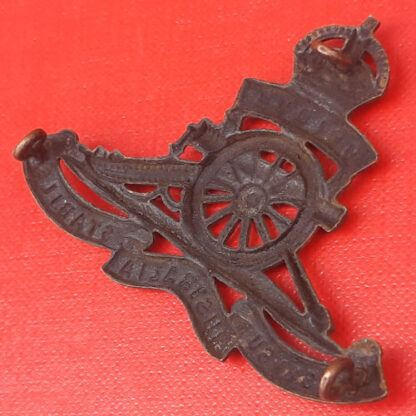 (Australia) The Royal Australian Artillery - King's Crown Blackened Brass Cap Badge. - Image 2