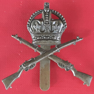 The School Of Musketry - King's Crown Gilding Metal Cap Badge.