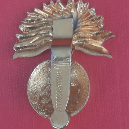 (Canada) The Canadian  Grenadier Guards - Queen's Crown Gilding Metal Cap Badge. - Image 2