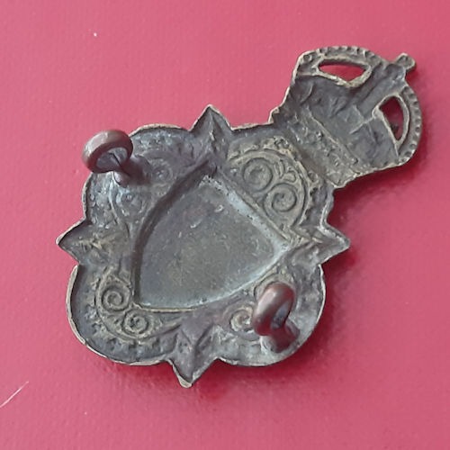 The Sussex Imperial Yeomanry - King's Crown Gilding Metal Cap Badge. - Image 2