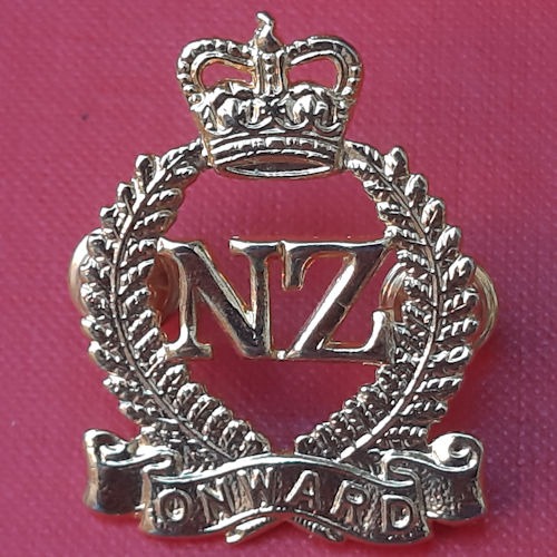(New Zealand) General Service "Onwards Badge" - Queen's Crown Gilt Cap Badge.