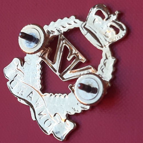 (New Zealand) General Service "Onwards Badge" - Queen's Crown Gilt Cap Badge. - Image 2