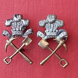 (India) 61st Prince Of Wales's Own Pioneers - Bi Metal & Silver Collar Badges.