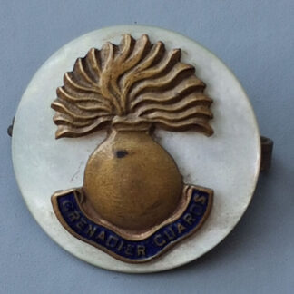 The Grenadier Guards - WW1 Mother Of Pearl & Enamelled Sweetheart Badge.