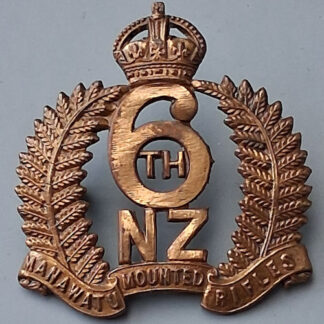 (New Zealand) The 6th (Manawatu) Mounted Rifles - King's Crown Gilding Metal Cap Badge.