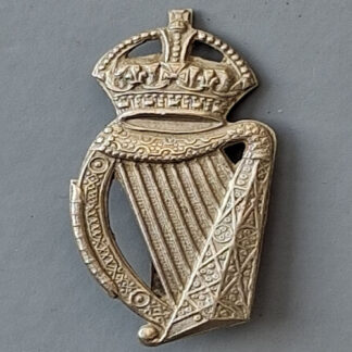 18th County Of London Battalion (The London Irish) - King's Crown White Metal Cap Badge.